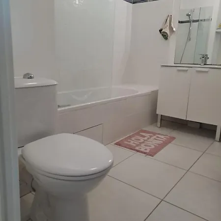 Apartment T2 Avec Terrasse, 5 Min De La Frejus